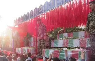 پیکر ده شهید گمنام در نایین تشییع شد/تصاویر