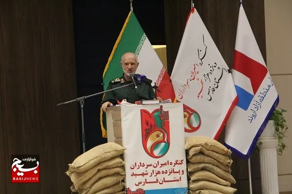معلم با تمام وجودش بشریت را درس می‌دهد