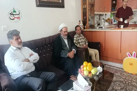 دیدار مسئول نمایندگی ولی فقیه در ناحیه مقاومت بسیج قدس با خانواده جانباز افغانستانی