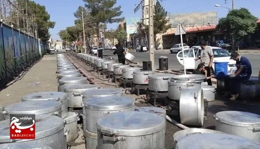اجرای نذرواره ۷۲ دیگ غذای نذری در شهرستان سبزوار
