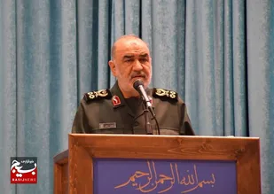 رهبر معظم انقلاب فرمودند کارهای بزرگ دانشگاه امام حسین(ع) نباید متوقف شود