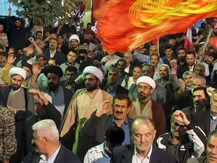 اجتماع شبانه مردم لردگان پرچم&zwnj; خون&zwnj;خواهی و مقاومت همچنان بالاست