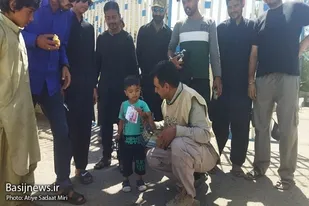 توزیع اقلام بهداشتی بین زائران پاکستانی در زاهدان