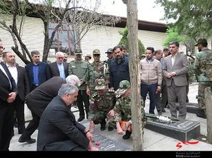 غبارروبی و عطرافشانی مزار شهدا به مناسبت روز ارتش