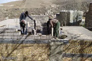 تعمیر و مرمت منزل مسکونی خانواده نیازمند توسط بسیجیان همدانی