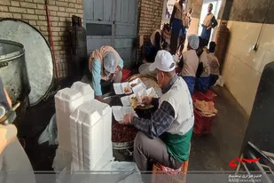 ۲۰۰ هزار پرس غذای گرم  طبخ و در محلات کم برخوردار و روستاهای زاهدان توزیع شد