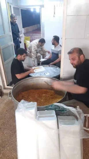 ادامه تهیه وعده غذایی برای زائرین جامانده از زیارت در خرمشهر