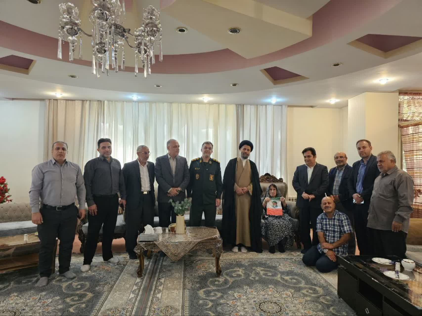 دیدار مسئولان شهرستان نظرآباد با خانواده شهید علی خرمن بیز