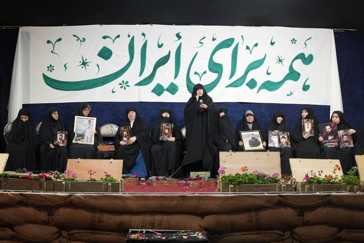 امنیتِ این سرزمین، وامدار دستانی‌ست که فرزندانشان را به راهِ ایران سپردند/  قامتِ فرماندهی که به نمایندگی از مردم ایران، پیشِ مادران شهدا خم شد