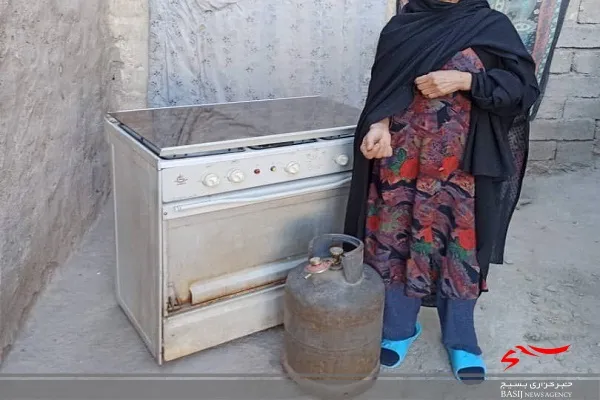 اهدای یک دستگاه اجاق‌گاز، کپسول و یک دستگاه چراغ به خانواده نیازمند در زاهدان