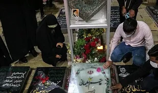 راز و نیاز مومنان در  اولین شب قدر در کنار مزار سردار دلها