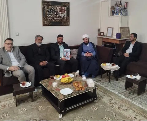 مسئولین سازمان بسیج هنرمندان کشور با خانواده هنرمند شهید علی تاج احمدی دیدار کردند