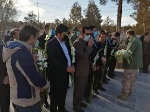 غبار روبی قبور مطهر شهدای شهر نایین با حضور بسیجیان وپرسنل گردان 120حضرت امام حسین علیه السلام