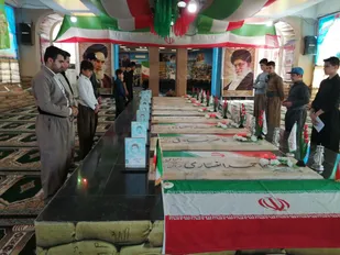 اجرای گروه سرود بسیج هنرمندان در محل یادمان شهدای پاوه