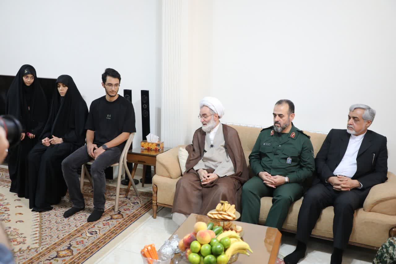 دیدار فرمانده سپاه قدس و نماینده ولی‌فقیه در گیلان با خانواده شهدا در رشت