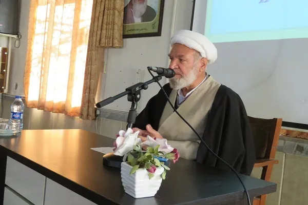 بنده ای که می خواهد به شهادت برسد باید از همه چیز خود بگذرد