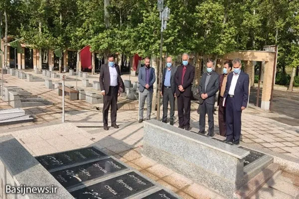 ادای احترام مدیرکل آموزش و پرورش استان همدان به مقام شامخ شهدا در نهاوند