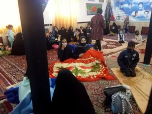 کمک&zwnj; بسیجیان منطقه کلاته خیج شاهرود به مسافرین گرفتار در برف+ تصاویر