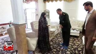 فرمانده ناحیه مقاومت بسیج سپاه شاهین&zwnj;دژ با خانواده شهید &laquo;نصرالله داوودی&raquo; دیدار کرد
