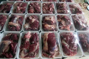 ذبح 3 راس گوسفند و توزیع بین نیازمندان روستای گریوان