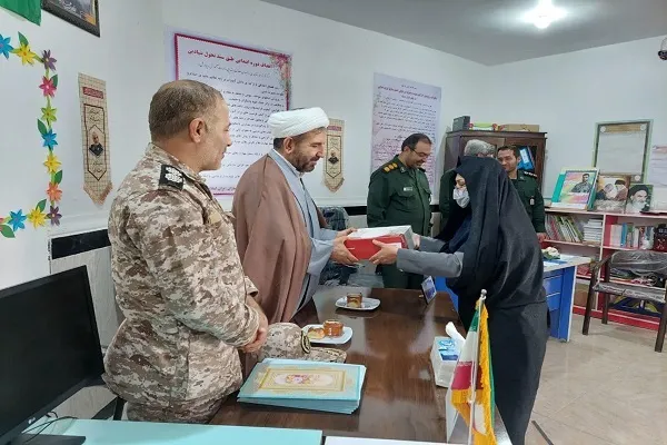 تجلیل سپاه ناحیه فراشبند از معلمان و مربیان مدرسه تمدن سازان