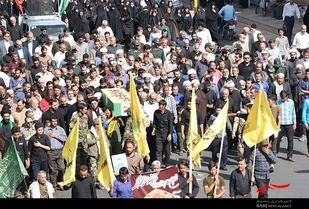 پیکر شهید تازه تفحص شده مدافع حرم حسین کریمی از لشکر فاطمیون توسط مردم کاشان تشیع شد