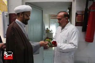 به مناسبت ولادت حضرت زینب علیها السلام و روز پرستار، مسئول نمایندگی ولی فقیه سپاه حضرت صاحب الزمان(عج) حجت الاسلام رحمت الله صادقی با حضور در سوم شعبان سپاه فلاورجان از پرستاران و کادر درمان با اهدا گل و هدایا تقدیر کردند