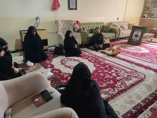 دیدار سرپرست روابط عمومی سپاه فتح و مسئول بسیج جامعه زنان استان با خانواده شهید حسینی مطلق + (تصاویر)
