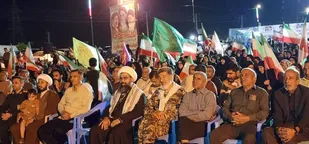 بندرلنگه؛ اوج همبستگی در اجتماع شهدای گمنام با پویش &laquo;مشت&zwnj;های گره&zwnj;کرده&raquo;