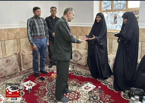 حضور رئیس سازمان بسیج دانش آموزی کشور در میناب و دیدار با خانواده شهید دانش‌آموز امیرعلی کمالی