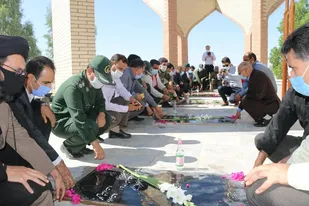 عطرافشانی گلزار شهدا در نخستین روز از هفته دفاع مقدس در ارزوئیه