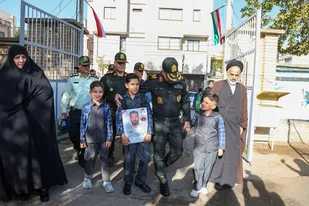 بدرقه پدرانه فرزندان شهدا به مدرسه باحضور فرمانده انتظامی استان همدان