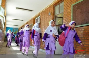بانوان مازندرانی روپوش های مهر بر تن دانش آموزان سیل زده لرستان نشاندند
