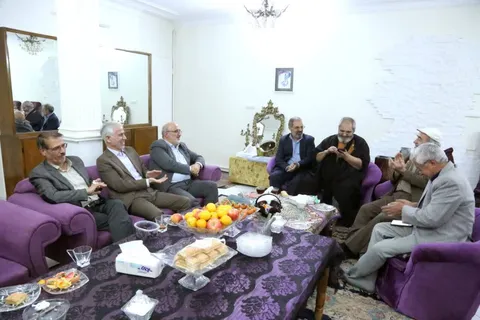   اعضای شورای عالی شعر سازمان بسیج هنرمندان کشور به همراه مدیر امور انجمن‌های این سازمان از عباس خوش عمل‌ کاشانی تقدیر کردند