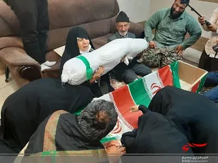 لحظات جانسوز ملاقات پدر و مادر شهید علی جمشیدی با پیکر فرزندشان + تصاویر و فیلم
