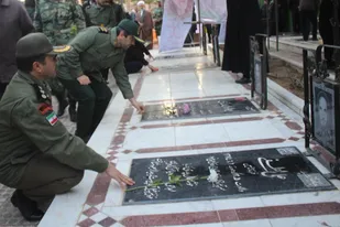 غبارروبی گلزار مطهر شهدا در چهل سالگی انقلاب