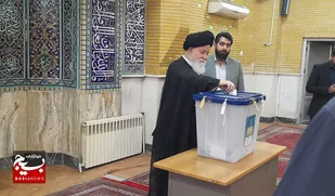 آیت الله علم الهدی رای خود را به صندوق انداخت