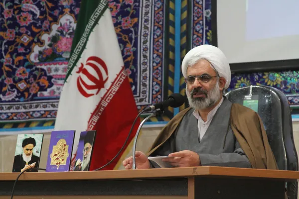 طلاب با بصیرت‌افزایی پروژه نفوذ دشمن را ناکام بگذارند
