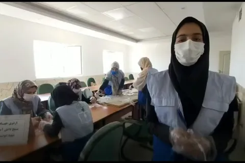 تولید دستکش یکبار مصرف به همت گروه جهادی «شهید شوندی» رزن