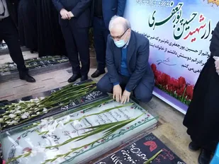 وزیر بهداشت، درمان و آموزش پزشکی به مقام شامخ شهید سلیمانی ادای احترام کرد