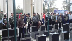 غبارروبی گلزار شهدا توسط دانش&zwnj;آموزان بسیجی حوزه شهید ترک همدان