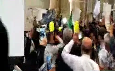 لحظه ورود خانواده شهید حججی به فرودگاه هاشمی نژاد مشهد