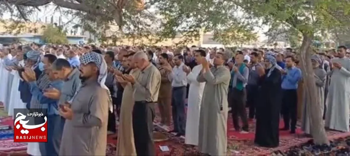 صفوف به هم پیوسته مؤمنان شادگانی در نماز عید فطر