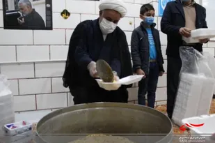 پخت وتوریع 300پرس غذا بین نیازمندان در وردنجان