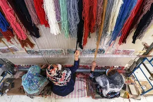 کارگاه قالیبافی امید بانوان محله