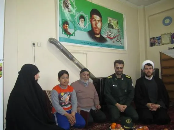 دیدار کارکنان سپاه قهاوند با خانواده شهید «رمضانعلی غلامی»