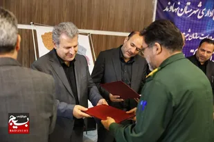 اهداء سند املاک سپاه استان همدان به فرمانده سپاه انصارالحسین(ع) با حضور رئیس سازمان ثبت اسناد