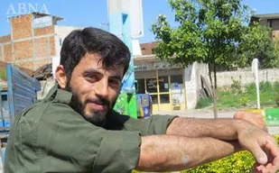 شهید&laquo;خان طومان&raquo; در قبرِ &laquo;شهید گمنام&raquo; / عکس