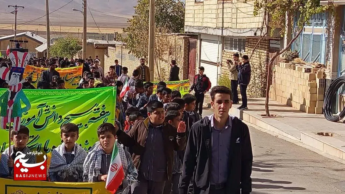 نواختن زنگ مدرسه و فریاد استکبار ستیزی در وردنجان