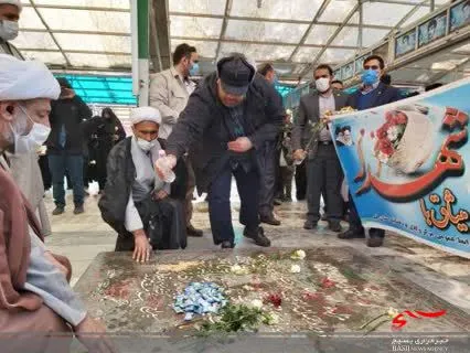 غبارروبی مزار شهدا همزمان با روز وکیل در قم
